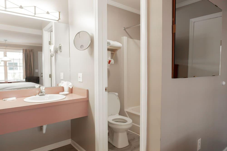 Bathroom 3, Admiral Motel, Warren