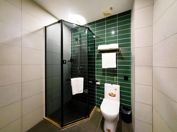 Bathroom 3, GreenTree Inn Express Hebei Tangshan Guyan District Xinguang Road, Tangshan