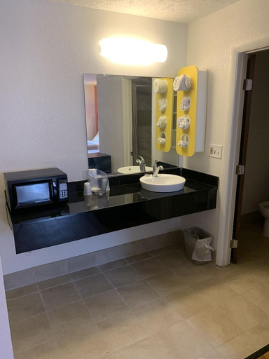 Bathroom 4, Motel 6 North Lima, Mahoning