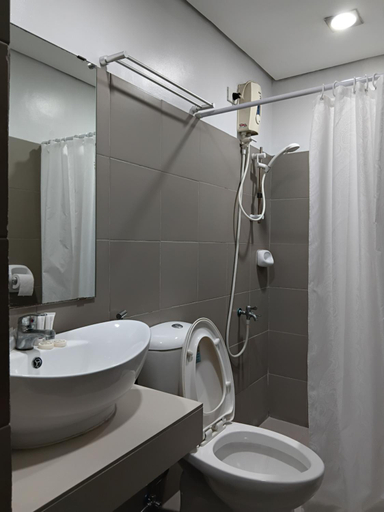 Bathroom, AMINA PLAZA and Residences, Quezon City