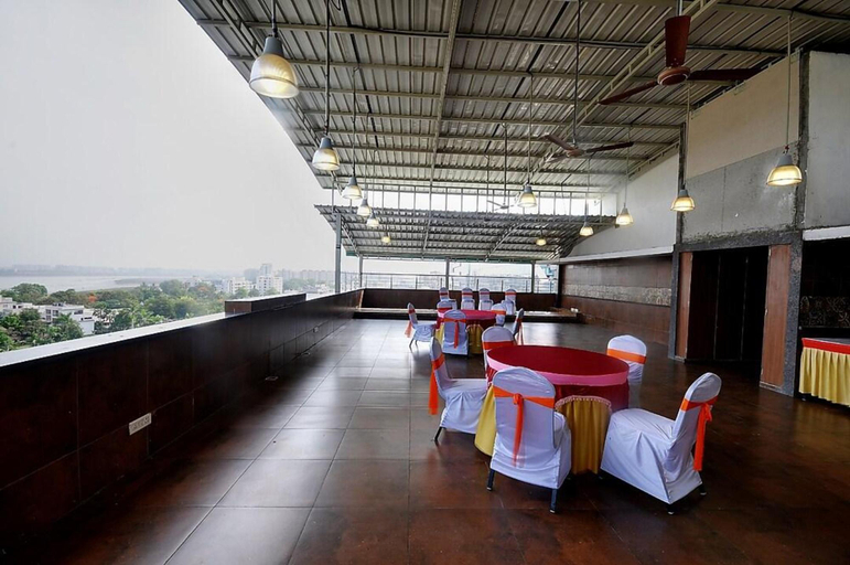 Food & Drinks 5, Hotel Shreeji Vatika, Airport Road, Surat