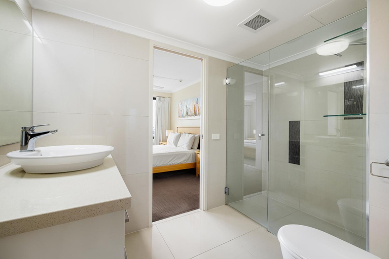 Bathroom 4, South Pacific Plaza Resort, Gold Coast