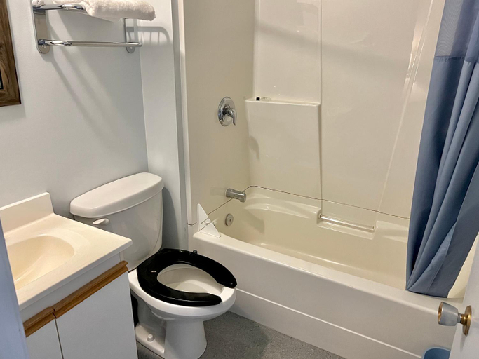 Bathroom, Valemount Hotel, Fraser-Fort George