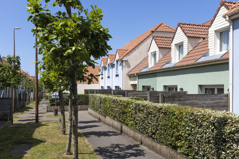 Exterior & Views