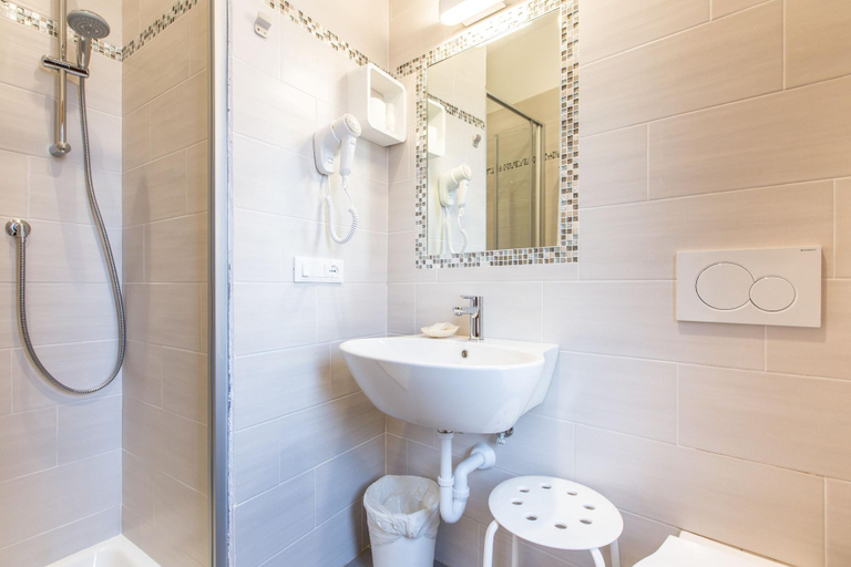 Bathroom 4, Hotel Guerrini, Venezia