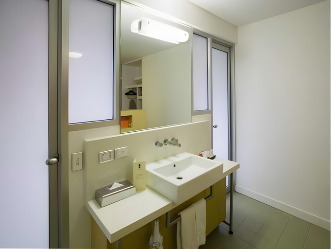 Bathroom 4, The Lost Camel, Petermann-Simpson