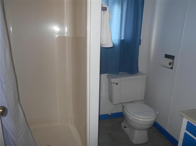 Bathroom 2, Plainview Motel, Coos