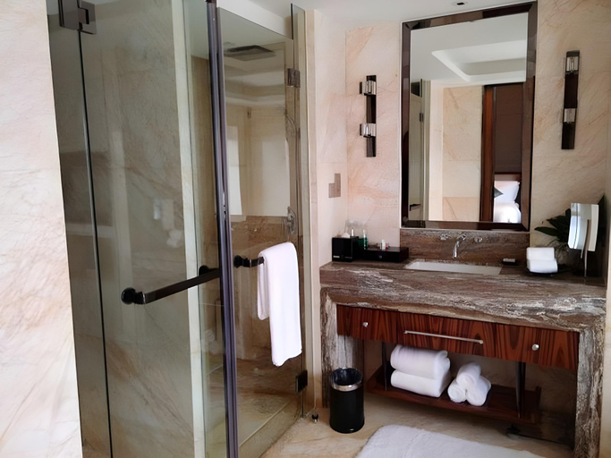 Bathroom 2, Ramada Plaza Liuzhou Liudong Hotel, Liuzhou