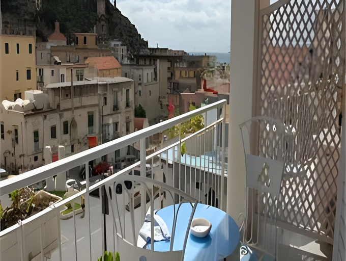 Others 4, Maison Raphael, Salerno