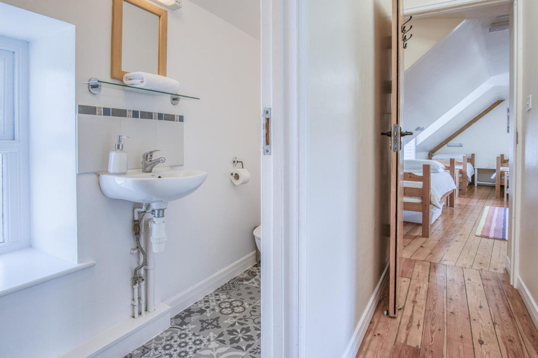 Bathroom 5, Bunk House - 4 Bedroom - Llangennith, Swansea