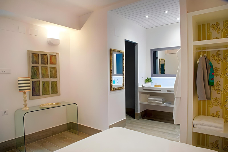 Bedroom 5, Overland Suites Catedral Luxury Apartments, Sevilla