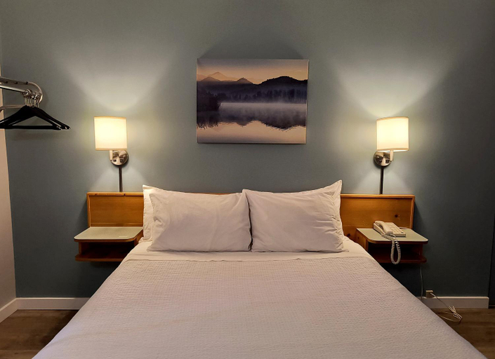 Bedroom 2, Fireweed Motel, Bulkley-Nechako