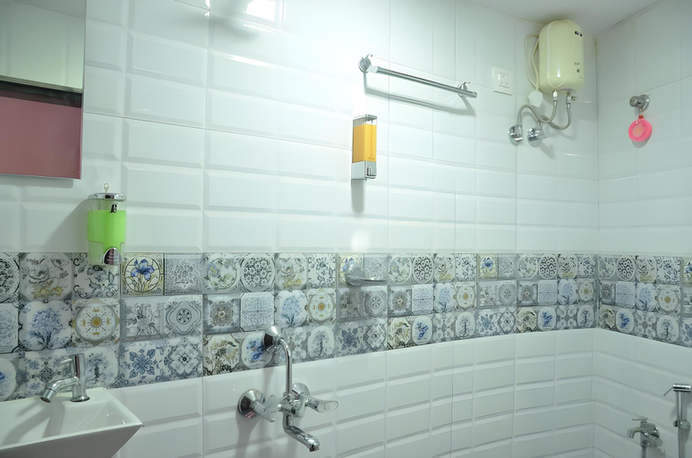 Bathroom, Airways inn residency, Mumbai Suburban