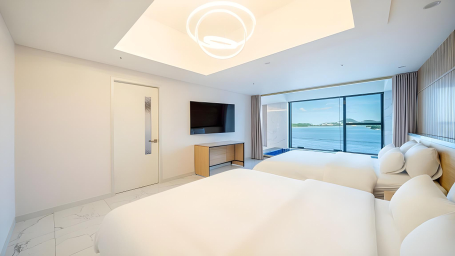 Bedroom, Seaside in Yeosu Hotel & Resort, Yeosu