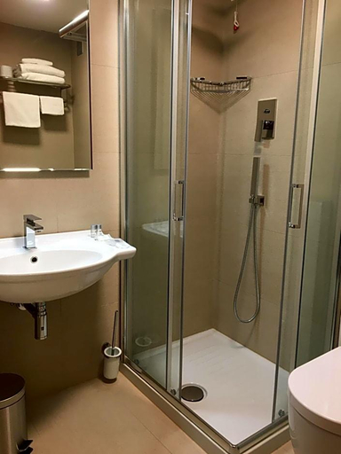 Bathroom 3, Maxxim Hotel, Ferrara