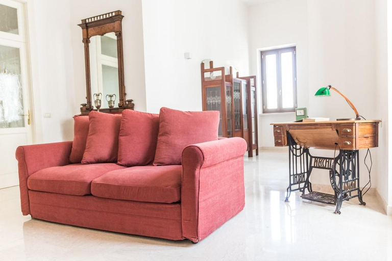Others 5, Casa Sampietro, Bari