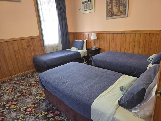 Bedroom 1, Snug as a Bug Omeo, E. Gippsland Bal