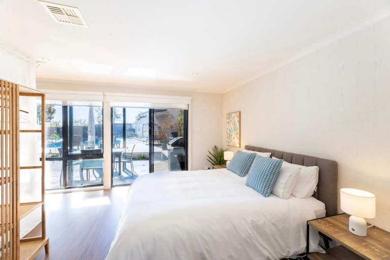 Others 4, Guest Suite in Duffy with Pool View, Canberra