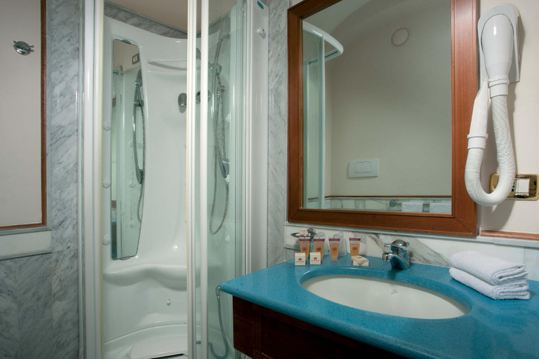 Bathroom 5, Alimuri Bay Resort, Napoli