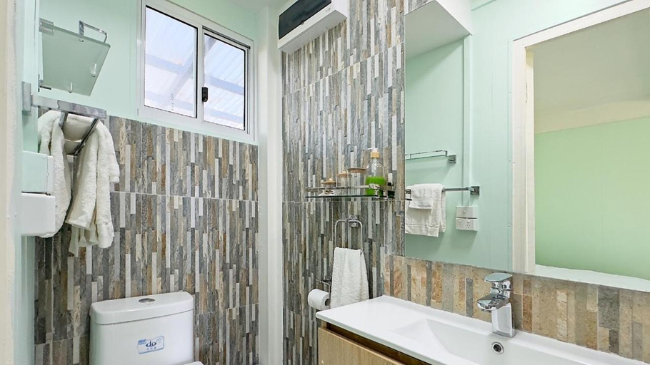 Bathroom 3, Surf 1 and Surf 2, Pango
