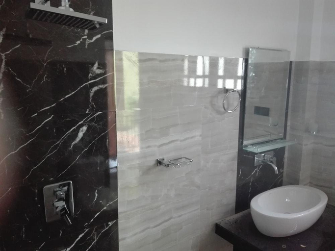 Bathroom 4, Hotel Golden Ray, Dambulla
