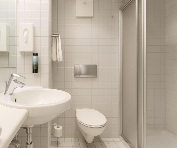 Bathroom 3, Plaza Hotel & Living Frankfurt, Frankfurt am Main