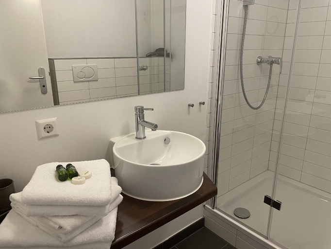Bathroom 5, Pension No8, Wetteraukreis