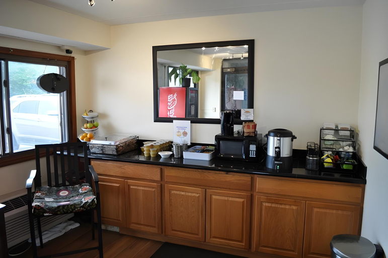 Food & Drinks 5, Super 8 by Wyndham Petoskey, Emmet