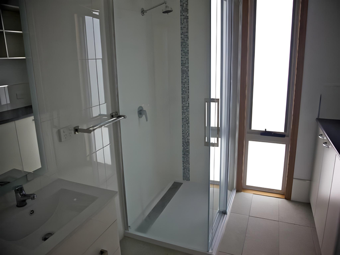 Bathroom 2, Penguin Beachfront Apartments, Central Coast - Pt A