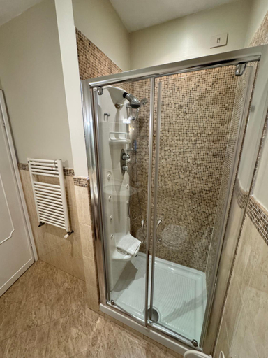 Bathroom 3, 66 Imperial Inn Guest House, Roma