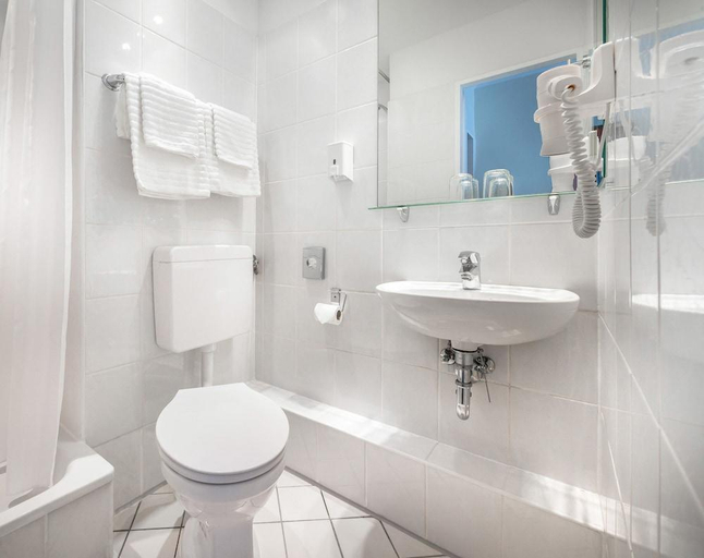 Bathroom 4, Hotel Central Hamburg, Hamburg