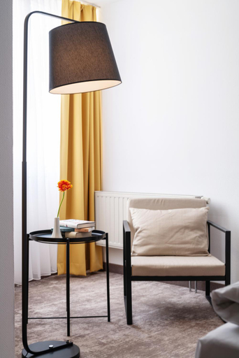 Others 4, Hotel Jean-Paul, Hof