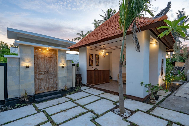 Exterior & Views