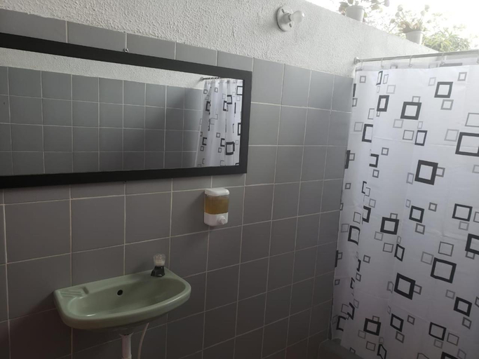 Bathroom 3, La Florida Hotel, El Colegio