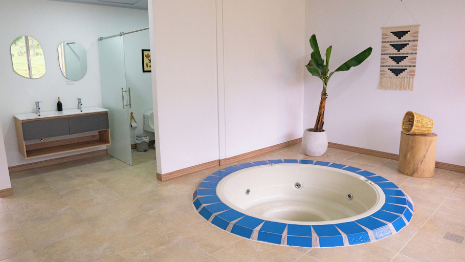 Bathroom, El Rancho de Salento, Salento