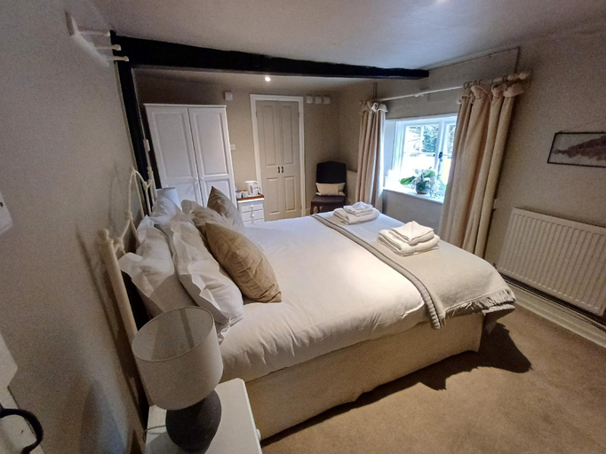 Bedroom 2, The Fox Goes Free, West Sussex