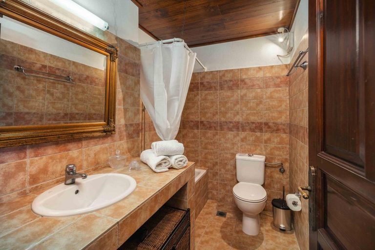 Bathroom 5, Studios Kilindra, South Aegean