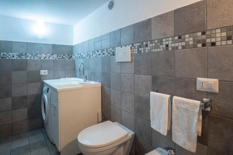 Bathroom 3, Torre Cangiani, Napoli