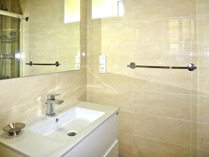 Bathroom 3, Stone House near Pink Granite Coast Beaches, Côtes-d'Armor