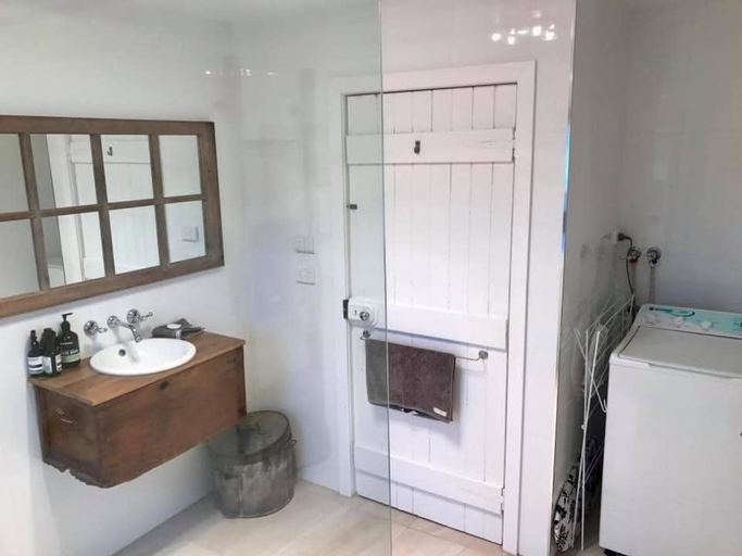 Bathroom 3, Robin Hoods Well Farm Stay, Latrobe - Pt B