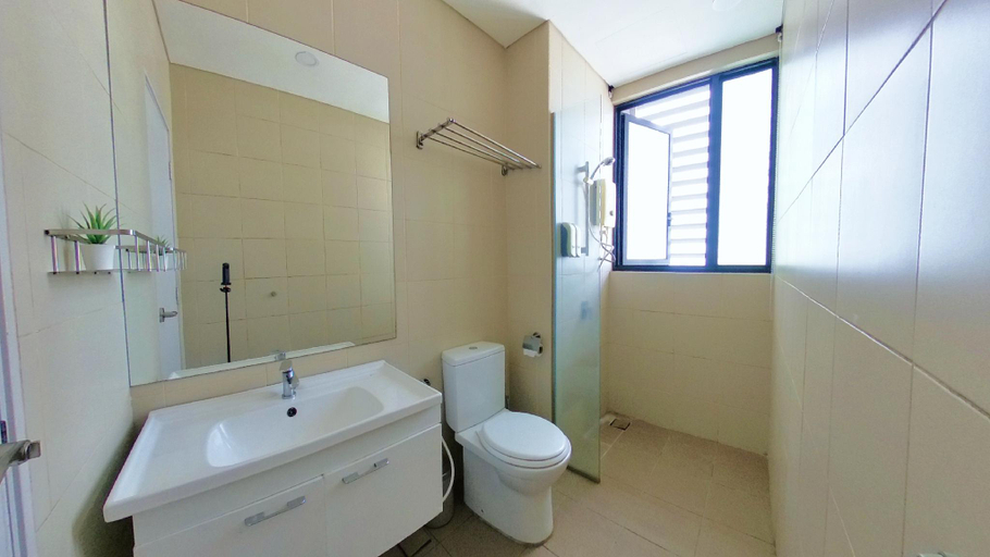 Bathroom 4, Up to 9 Pax, I-City, ISuite FREE WIFI 50" Smart TV, Shah Alam