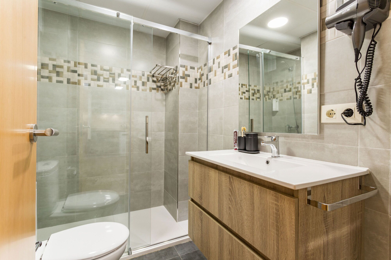 Bathroom 2, Vigo Bay Apartments by Olala Homes, Pontevedra