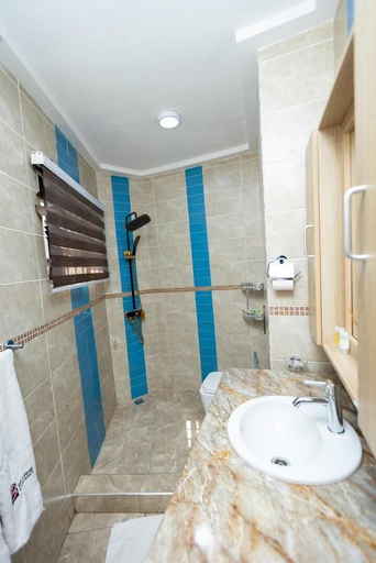 Bathroom 3, Bays Luxury Lodge, Tema