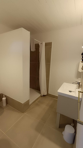 Bathroom 3, Abbaye Saint Gilbert, Allier