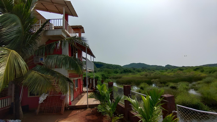 Exterior & Views