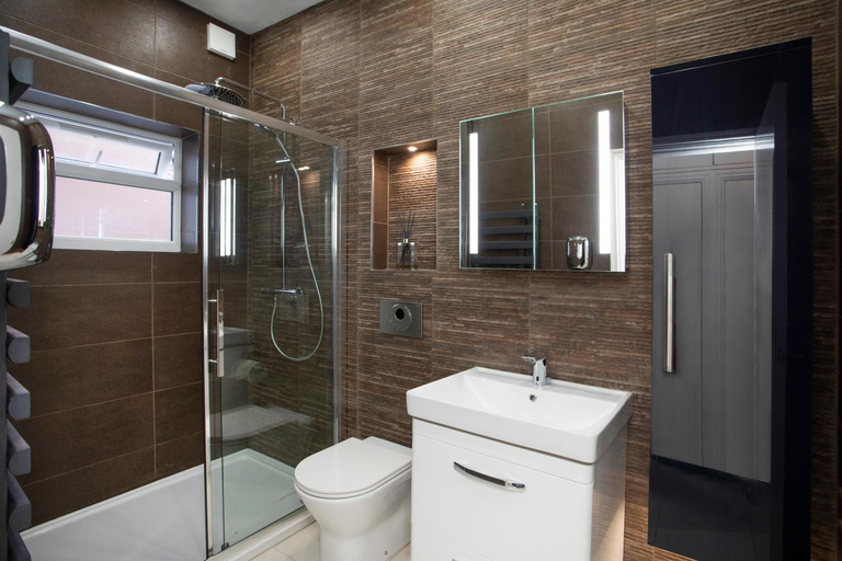 Bathroom 3, Beautiful, Entire Luxurious One Bedroom Flat, Leicester