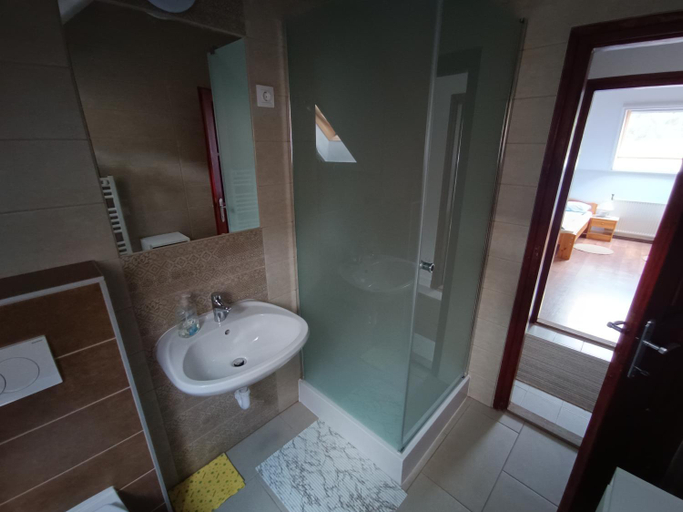 Bathroom 4, Hethazpuszta Erdeszlak, Mór