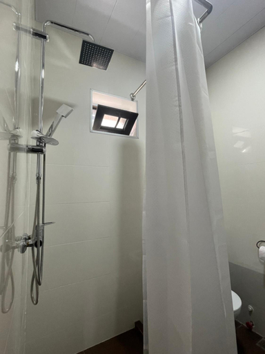 Bathroom 2, Echoes, Kazbegi