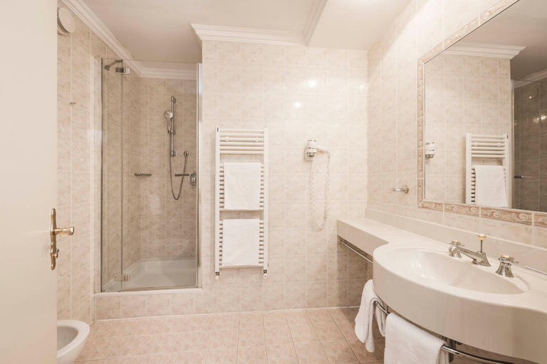 Bathroom 5, Hotel Ansitz Jakoberhof, Bolzano