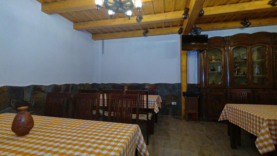 Food & Drinks 4, Casa Moroseneasca, Ocna Sugatag